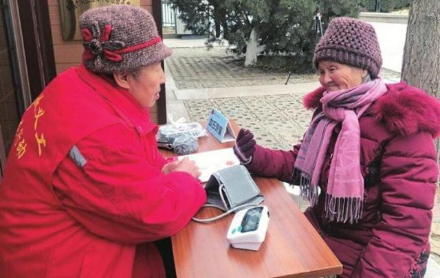 义务奉献超过10000工时的退休军医李爱萍